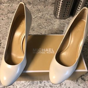 Michael Kors Vanilla color Flex Pumps